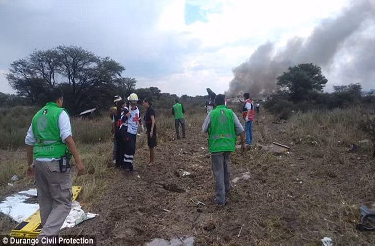 Hien truong may bay roi tai Mexico, 101 nguoi thoat chet than ky-Hinh-2