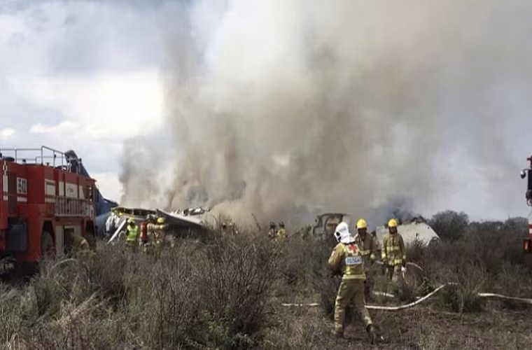 Hien truong may bay roi tai Mexico, 101 nguoi thoat chet than ky-Hinh-9