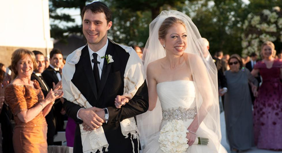 Chelsea gặp người chồng tương lai của mình - Marc Mezvinsky - lần đầu tiên khi cô mới 16 tuổi. Khi đó, cả hai cùng tham gia buổi gặp gỡ của các gia đình lãnh đạo cao cấp ở Nhà Trắng. Được biết, Marc Mezvinsky cũng từng là một thực tập sinh rất xuất sắc tại Nhà Trắng. Ảnh: AP.