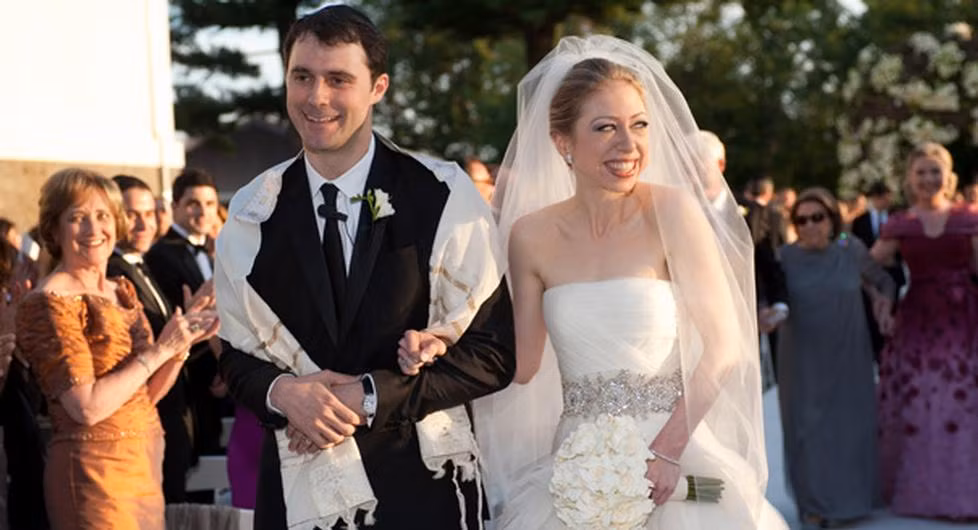 Chelsea gặp người chồng tương lai của mình - Marc Mezvinsky - lần đầu tiên khi cô mới 16 tuổi. Khi đó, cả hai cùng tham gia buổi gặp gỡ của các gia đình lãnh đạo cao cấp ở Nhà Trắng. Được biết, Marc Mezvinsky cũng từng là một thực tập sinh rất xuất sắc tại Nhà Trắng. Ảnh: AP.