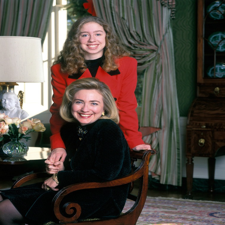 Ái nữ nhà cựu Tổng thống Clinton đã theo học tại 3 trường đại học là Đại học Stanford, Đại học Oxford và Đại học Columbia. Hiện tại, cô đang theo học Tiến sĩ tại Đại học Oxford. Ảnh: usmagazine.com.