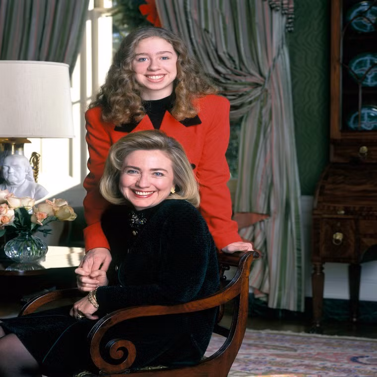 Ái nữ nhà cựu Tổng thống Clinton đã theo học tại 3 trường đại học là Đại học Stanford, Đại học Oxford và Đại học Columbia. Hiện tại, cô đang theo học Tiến sĩ tại Đại học Oxford. Ảnh: usmagazine.com.