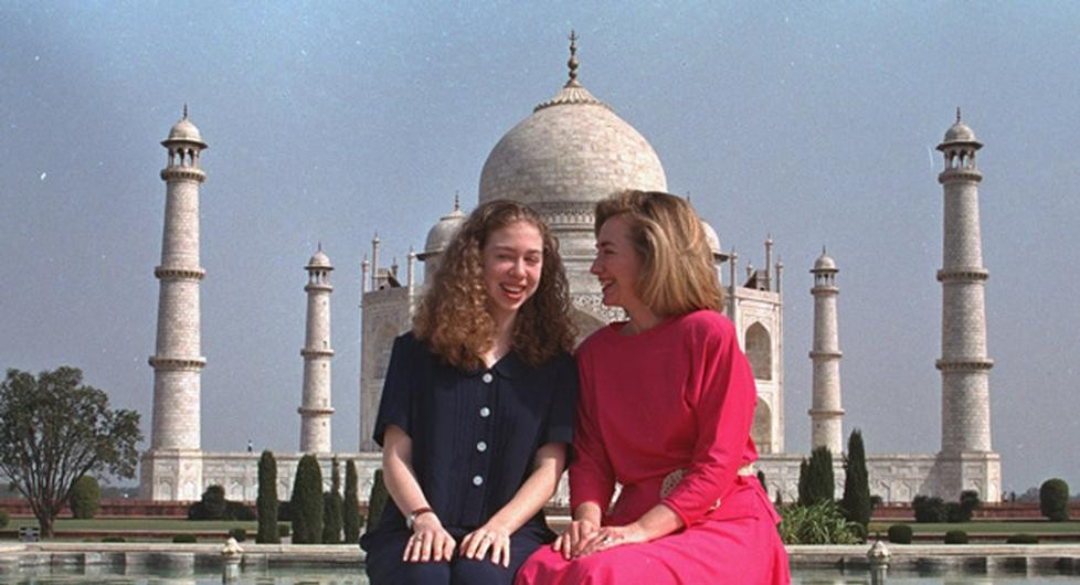 Theo chia sẻ của Chelsea, cha mẹ luôn cố gắng tạo cho cô một môi trường và bầu không khí bình thường nhất có thể khi sống trong Nhà Trắng. Điều đó khiến cô luôn cảm thấy biết ơn cha mẹ mình. Ảnh: Bà Clinton và con gái Chelsea trong chuyến thăm đền Taj Mahal ở Ấn Độ năm 1995. Ảnh: AP.