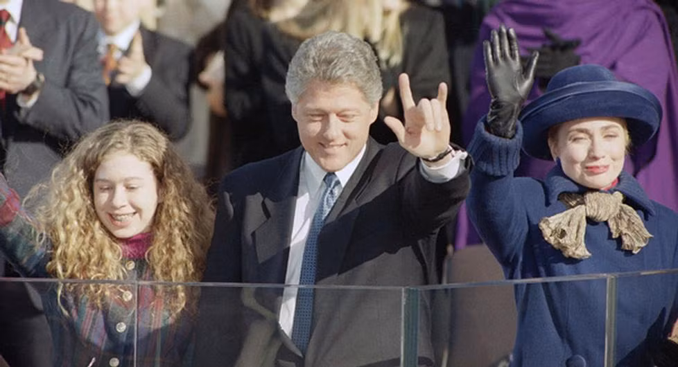 Chelsea bước chân vào Nhà Trắng năm 12 tuổi khi cha cô đắc cử Tổng thống Mỹ năm 1992. Tuy nhiên, cô vẫn được tận hưởng một cuộc sống bình yên như bao đứa trẻ khác. Ảnh: AP.