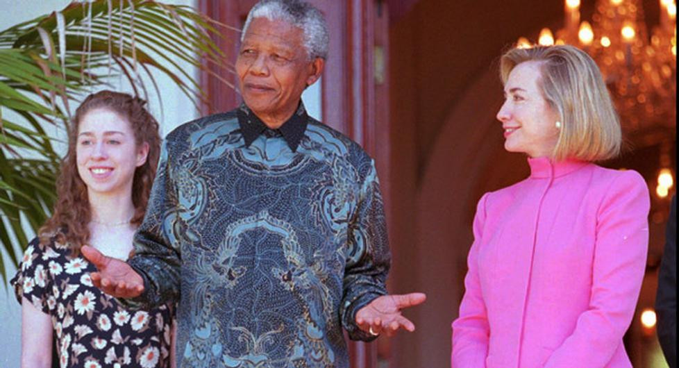 Khi còn là "đứa trẻ đệ nhất", Chelsea cũng đã được đi cùng cha mẹ tới nhiều nơi trên thế giới. Ảnh: Chelsea (trái) đứng cạnh Tổng thống Nam Phi Nelson Mandela trong chuyến thăm quốc gia Châu Phi này cùng cha mẹ cô ngày 20/3/1997. Ảnh: AP.