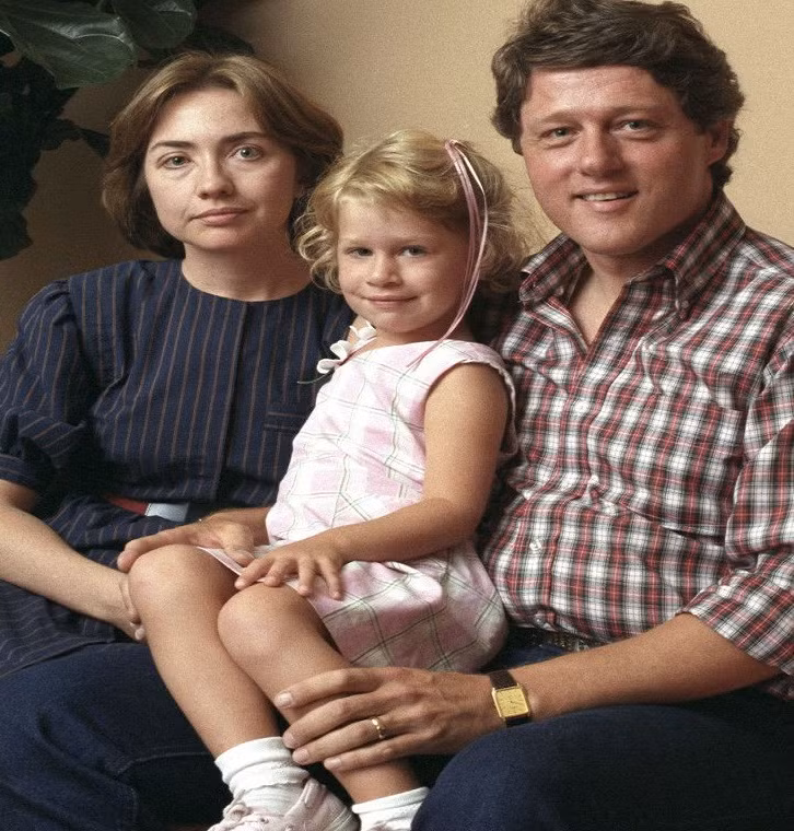 Có thể nói, Chelsea là cô gái may mắn khi được lớn lên trong vòng tay yêu thương của cha mẹ. Dù là những chính trị gia rất bận rộn với công việc, cả ông Clinton và bà Hillary vẫn luôn dành thời gian quan tâm đến con gái. Ảnh: Pinterest.