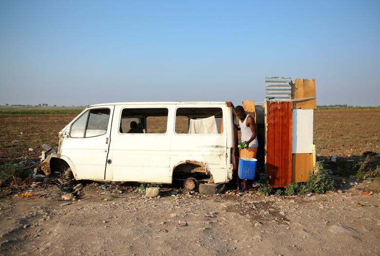 Đa số những người nhập cư làm việc vất vả trong những nông trại ở Italy để kiếm tiền gửi về cho gia đình ở quê nhà. Tuy nhiên, họ chỉ nhận được mức tiền công ít ỏi.