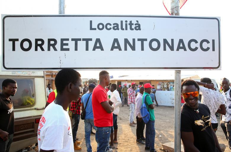 Những người nhập cư Châu Phi tập trung bên ngoài khu ổ chuột “Great Ghetto” gần Foggia.