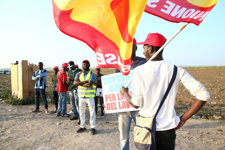 Người lao động nhập cư Châu Phi biểu tình phản đối điều kiện làm việc gần Foggia.