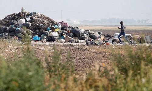 Rác thải chất đống bên ngoài khu ổ chuột Great Ghetto.