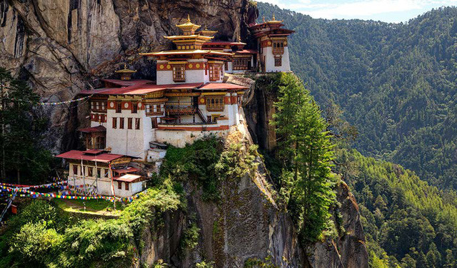 Bhutan: Paro là sân bay quốc tế duy nhất của đất nước nhỏ bé Bhutan, nằm giữa dãy Himalaya ở độ cao 5.500 m. Sân bay này có một đường băng duy nhất hoạt động vào ban ngày. Ảnh: NG.