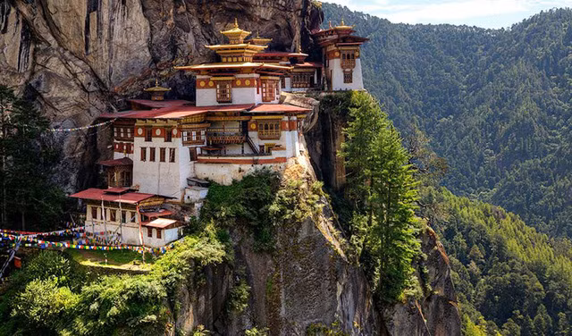 Bhutan: Paro là sân bay quốc tế duy nhất của đất nước nhỏ bé Bhutan, nằm giữa dãy Himalaya ở độ cao 5.500 m. Sân bay này có một đường băng duy nhất hoạt động vào ban ngày. Ảnh: NG.