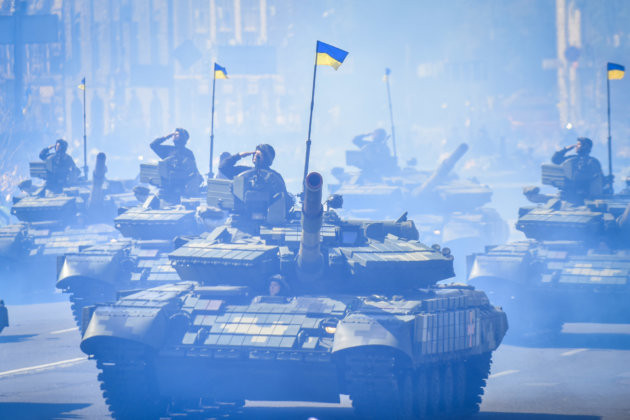 Trang Army Recognition cho biết thêm, xe tăng T-64BV là phiên bản hiện đại hóa của xe tăng chiến đấu chủ lực T-64B vốn được đưa vào phục vụ trong Lực lượng Vũ trang Ukraine năm 1976. Ảnh: AR.