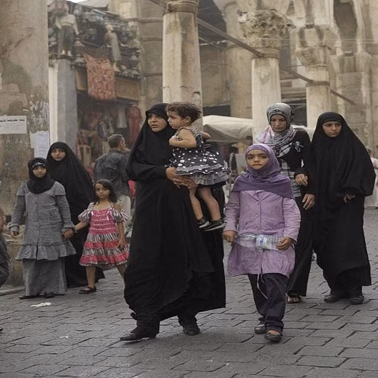 Đồ ăn là một trong những thứ không thể thiếu trong các bữa tiệc, đám cưới, lễ hội,...ở Syria. Trước đây, hiếm khi thấy một người dân Syria nào tay không đến thăm bạn bè, người thân. Họ thường mang theo món quà nào đó, đặc biệt là một đĩa kẹo. Ảnh: Supplied. 