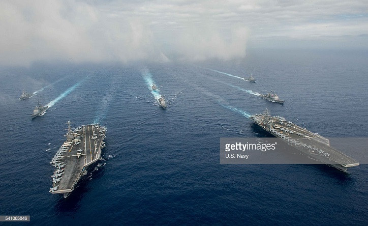 Vũ khí phòng vệ trên USS John C.Stennis có thể kể đến các hệ thống tên lửa đất đố không của NATO RIM-7 Sea Sparrow và Rolling Air Missile, hệ thống vũ khí phòng thủ tên lửa hành trình Phalanx và hệ thống tác chiến điện tử SLQ-32. Ảnh: Getty.