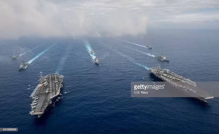 Vũ khí phòng vệ trên USS John C.Stennis có thể kể đến các hệ thống tên lửa đất đố không của NATO RIM-7 Sea Sparrow và Rolling Air Missile, hệ thống vũ khí phòng thủ tên lửa hành trình Phalanx và hệ thống tác chiến điện tử SLQ-32. Ảnh: Getty.