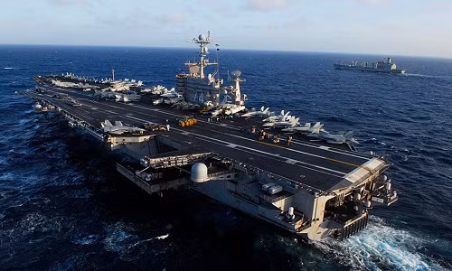 Tàu sân bay hạt nhân USS John C.Stennis Stennis dài 332,8 mét có sức chứa 6.500 người và có lượng choán nước lên tới hơn 100.000 tấn. Sử dụng hai động cơ đẩy lò phản ứng hạt nhân A4W và 4 tuốc bin hơi nước với công suất 260.000 mã lực, tàu sân bay USS John C.Stennis có thể đạt tốc độ lên tới 56 km/h. Ảnh: Wikimedia Commons.