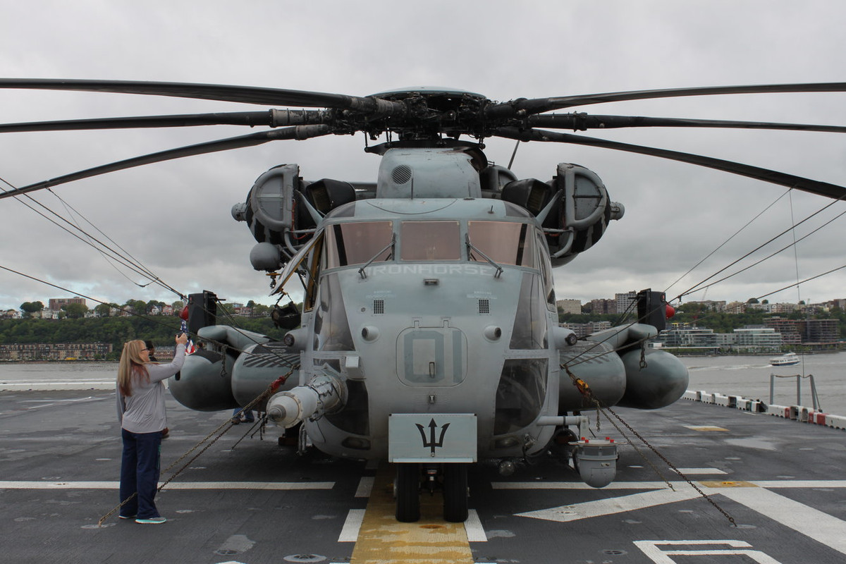 Mỗi chiếc Super Stallion có thể chở 20 tới 30 quân nhân.