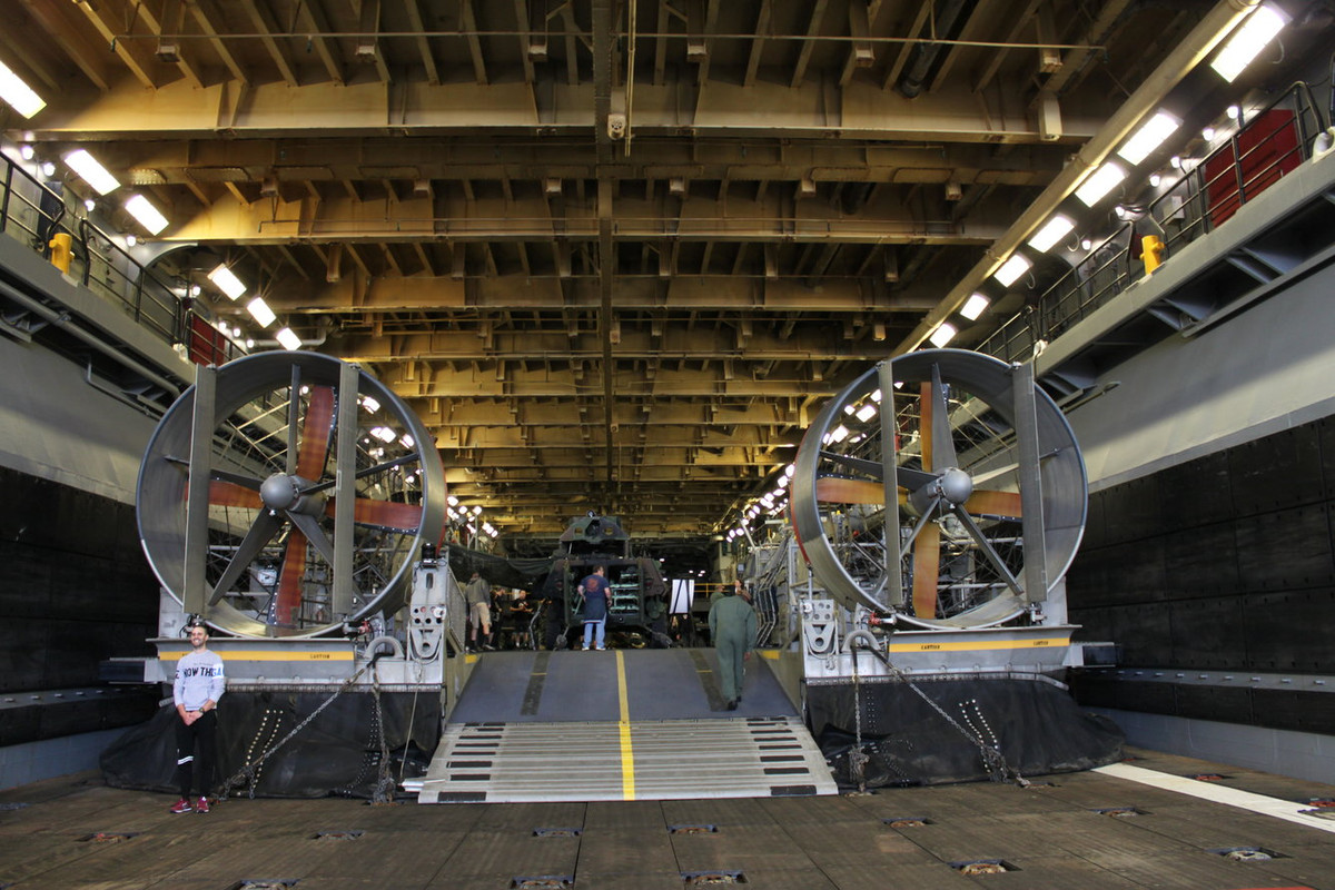 Tàu đổ bộ đệm khí trên USS Kearsarge có thể chở tối đa 72 tấn hàng hóa.