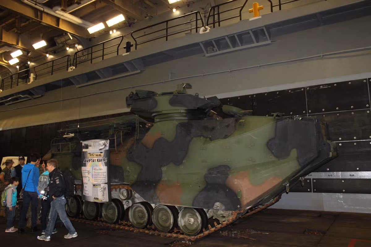 Soi dan vu khi “khung” tren tau tan cong do bo USS Kearsarge-Hinh-5