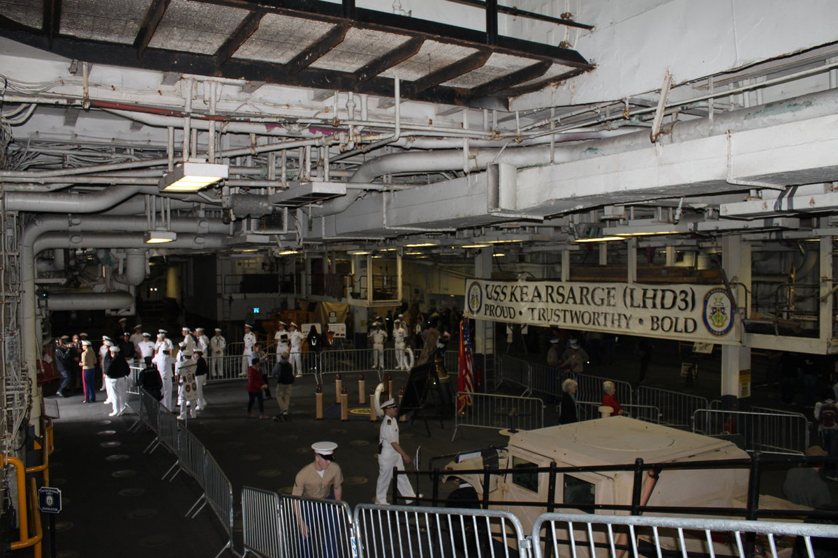 Tàu USS Kearsarge có thể chở theo nhiều phương tiện khác nhau, bao gồm xe bọc thép Humvees, xe tải quân sự, cùng các trang thiết bị quân sự khác như pháo ở phía trước xe tải.