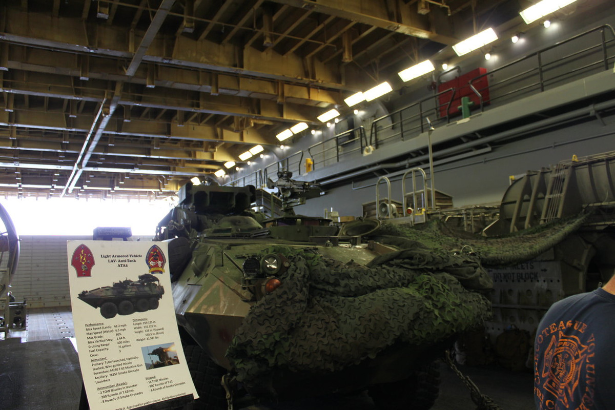 Phương tiện bọc thép hạng nhẹ này có thể chở theo 16 tên lửa TOW và nó có thể di chuyển với tốc độ trên 10km/h dưới nước và lên tới gần 100km/h trên đất liền.