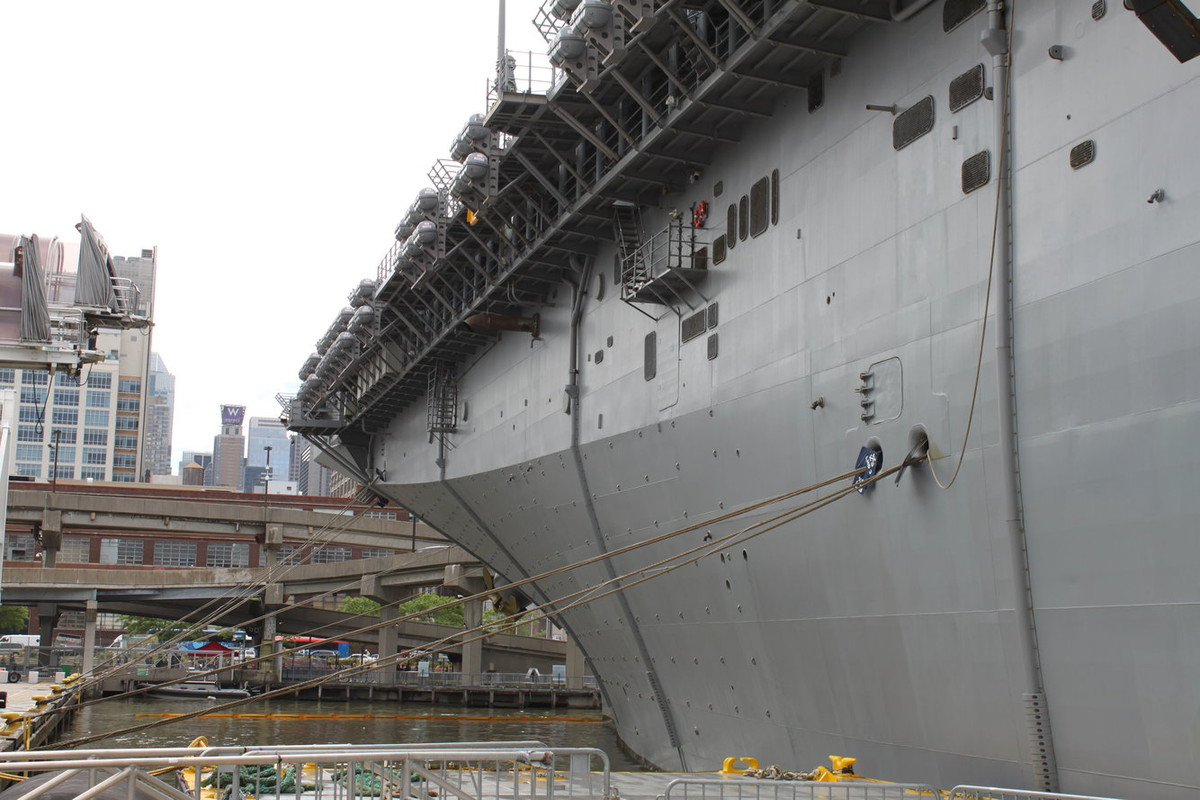 Tàu tấn công đổ bộ USS Kearsarge của Hải quân Mỹ do nhà máy đóng tàu Ingalls Shipbuilding xây dựng vào năm 1990 và được hạ thủy vào ngày 26/3/1992. Tàu có chiều dài 257 mét, lượng choán nước 44.000 tấn và có thể di chuyển với tốc độ 24 hải lý/giờ. (Nguồn ảnh: Business Insider)