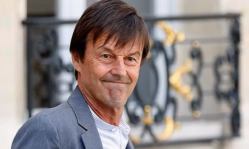BBC đưa tin Bộ trưởng Môi trường Pháp, ông Nicolas Hulot, đã tuyên bố từ chức hôm 28/8. "Tôi sắp đưa ra một quyết định khó khăn nhất trong cuộc đời mình. Tôi quyết định sẽ từ chức", ông Hulot nói và cho biết thêm ông cảm thấy "hoàn toàn cô độc" trong chính phủ. Ảnh: Euronews.