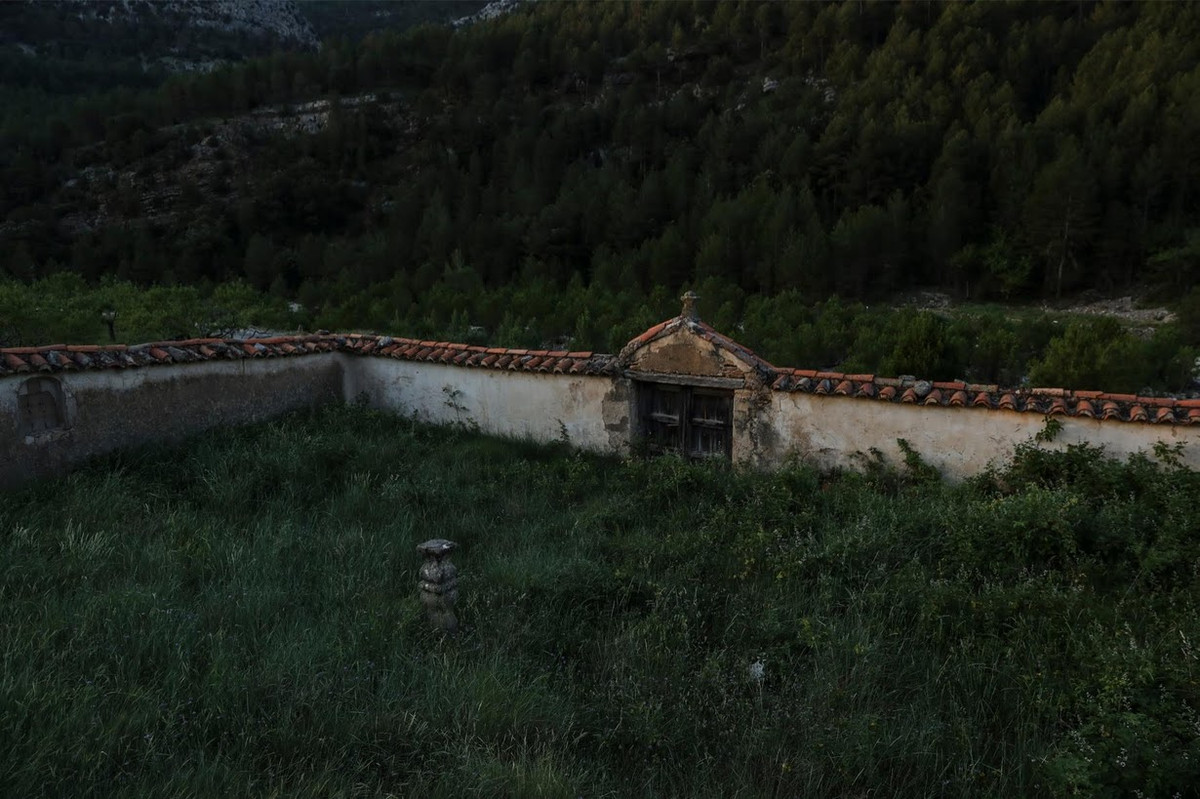 Ky bi ngoi lang Chau Au chi co hai cu dan sinh song-Hinh-11