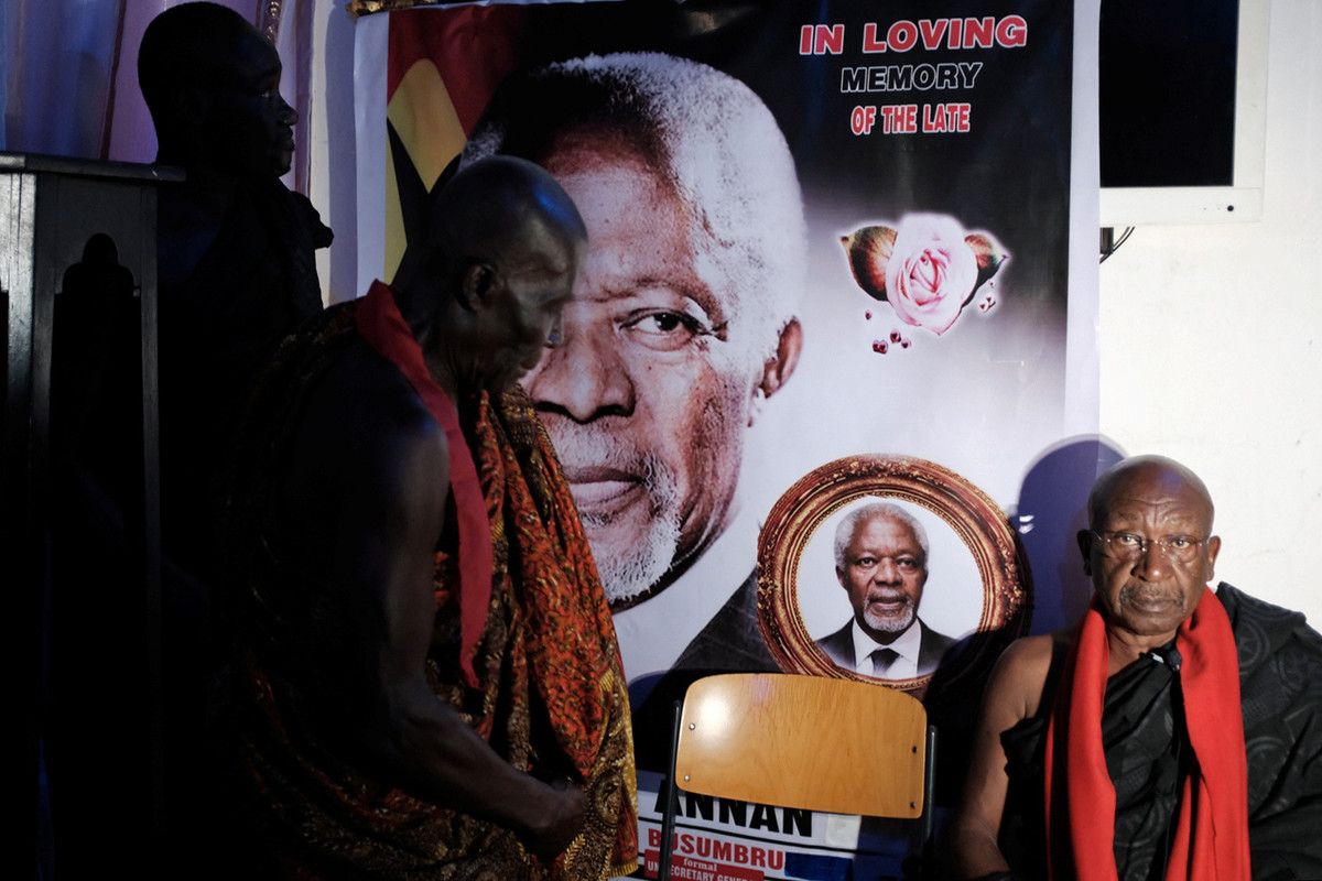 Quốc gia Tây Phi Ghana hôm 18/8 trải qua cú sốc lớn khi cựu tổng thư ký Liên Hợp Quốc Kofi Annan qua đời. Trong ảnh, người thân ngồi bên tấm poster tưởng nhớ ông Kofi Annan tại ngôi nhà của gia đình Annan ở Kumasi, thành phố lớn thứ 2 của Ghana. Ảnh: Reuters.