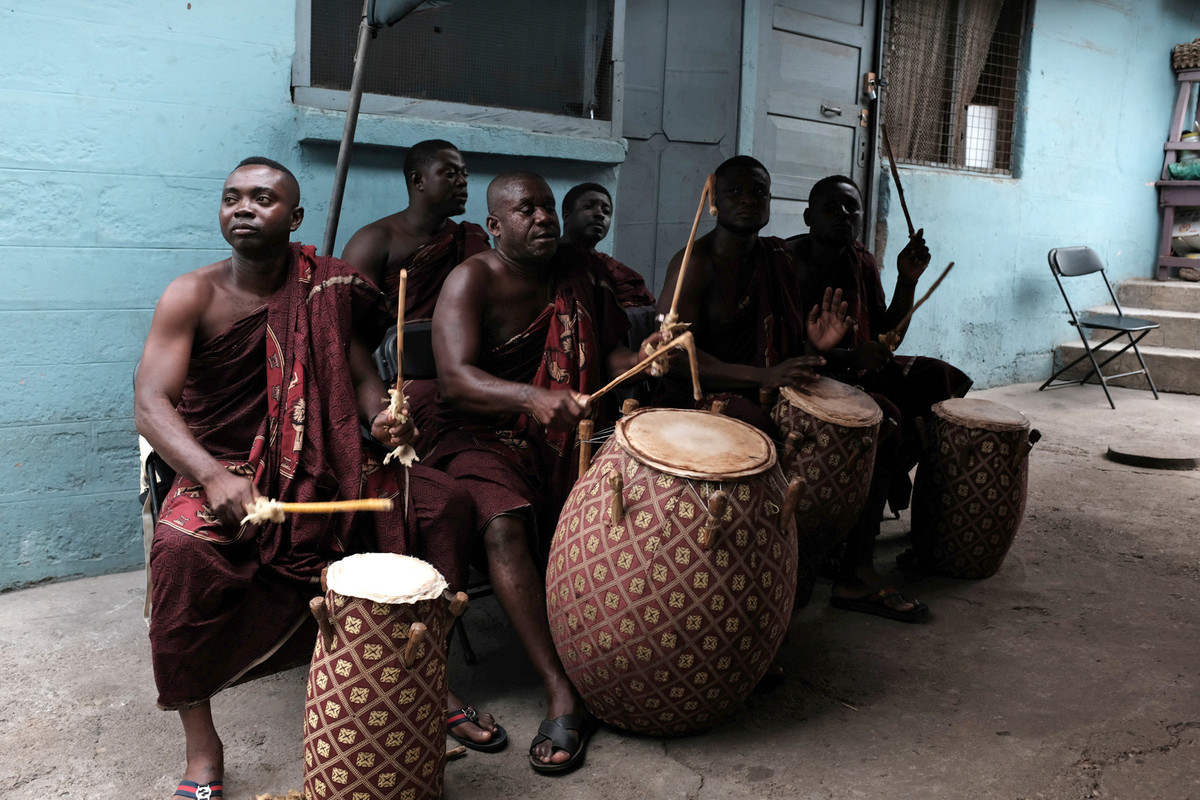 Tổng thống Ghana Akufo Addo ra lệnh treo cờ rủ trên toàn quốc trong một tuần để bày tỏ lòng tiếc thương tới cựu chính khách 80 tuổi. Ông Addo khẳng định cựu tổng thư ký đã ra đi mà không phải chịu đau đớn. "Tôi thấy an ủi vì ông ấy ra đi trong giấc ngủ. Hãy yên nghỉ nhé, Kofi", Tổng thống Addo nói. Trong ảnh, người Ghana chơi bộ trống truyền thống bên ngoài tư gia của gia đình Annan. Ảnh: Reuters.