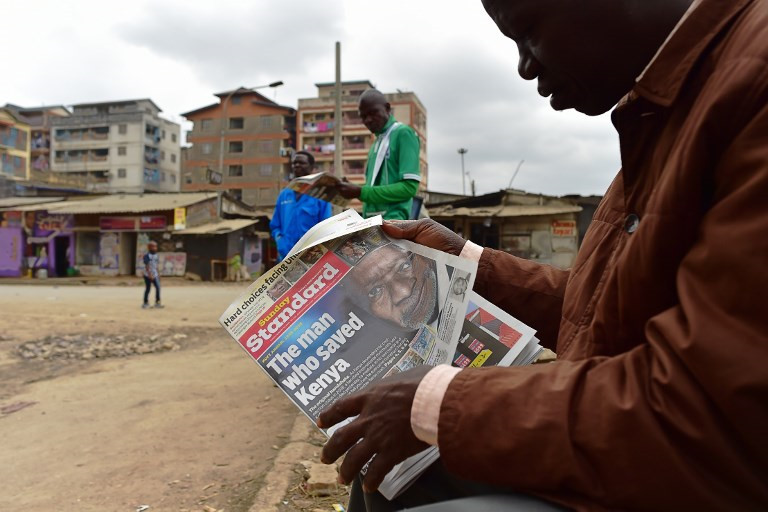 Không chỉ ở quê nhà Ghana, ông Kofi Annan được tưởng nhớ tại nhiều quốc gia châu Phi khác. Hôm 18/8, lãnh đạo phe đối lập ở Kenya Raila Odinga cho biết sẽ luôn trân trọng ký ức về ông Annan vì những đóng góp của cựu tổng thư ký Liên Hợp Quốc cho nền hòa bình ở Kenya. Năm 2007, ông Annan đã làm trung gian cho thỏa thuận chia sẻ quyền lực, ngăn chặn nội chiến sau cuộc bầu cử tổng thống đầy bạo lực với gần 1.000 người thiệt mạng. Trong ảnh, người dân tại thủ đô Nairobi, Kenya theo dõi tin tức về sự ra đi của Kofi Annan hôm 18/8. Ảnh: AFP.