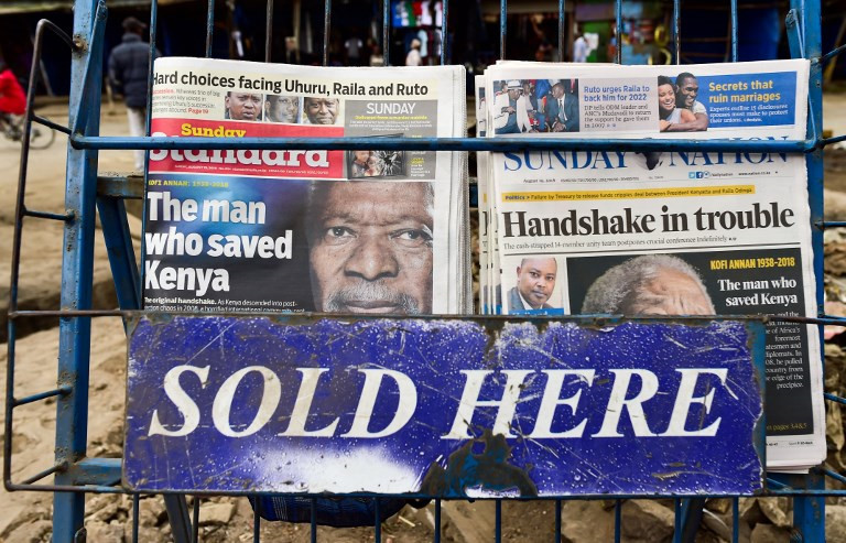 "Quê nhà và xuất thân của Annan là Ghana, nhưng vai trò lãnh đạo hiếm có của ông ấy, tinh thần nhân đạo, đóng góp cho hòa bình và phát triển toàn cầu sẽ mãi được ghi nhớ trong lịch sử trên toàn thế giới", Tổng thống Nigeria Muhammadu Buhari phát biểu hôm 18/8. Trong ảnh, báo chí Kenya với dòng tiêu đề "Người đàn ông cứu rỗi Kenya" nhắc lại công lao của Kofi Annan với quốc gia này. Ảnh: AFP.