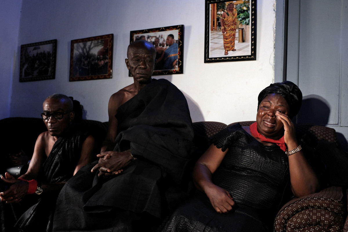 "Ông nội thường kể cho tôi biết Kofi Annan là một người tử tế tới nhường nào. Kofi Annan vĩ đại cho chúng tôi lý do để sống và tiếp tục tin tưởng vào cội nguồn châu Phi của mình", Kojo Manu, một thợ máy Ghana sống cùng khu vực với gia đình Annan, cho biết. Trong ảnh, người thân khóc thương ông Kofi Annan hôm 18/8. Ảnh: Reuters.