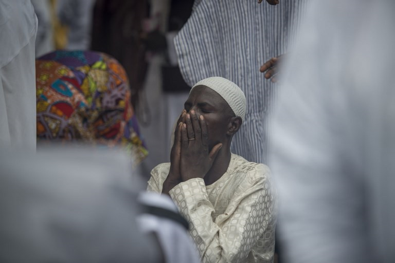 "Thực sự là một tin chấn động khi biết ông ấy qua đời", cựu tổng thống Ghana John Kufor nói với AP. Ông Kufor cho biết suốt nhiệm kỳ tổng thư ký Liên Hợp Quốc, ông Annan về thăm quê nhà Ghana mỗi năm 3 lần, và luôn bày tỏ sự hân hạnh trước những lời mời trở về quê hương. Trong ảnh, một người dân ở thủ đô Accra, Ghana trước tin ông Kofi Annan qua đời. Ảnh: AFP.