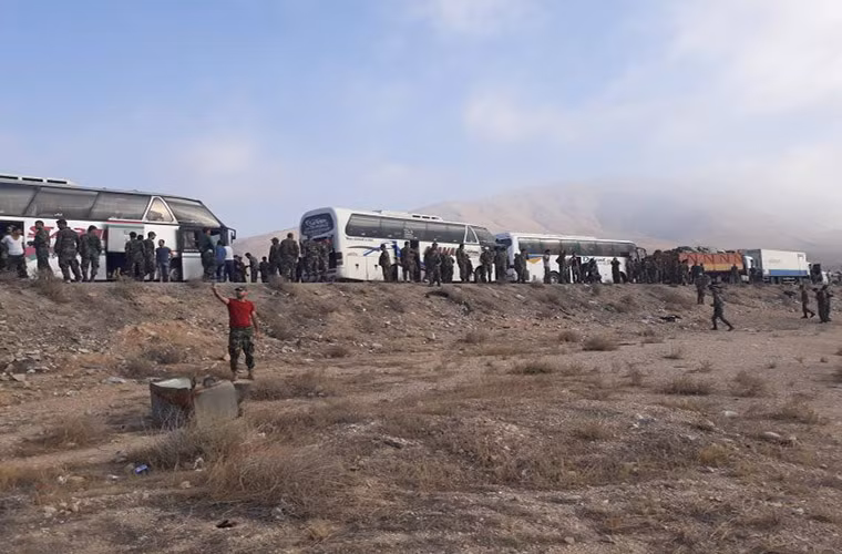 Theo Al Masdar News ngày 26/8, Quân đội Syria tiếp tục triển khai lực lượng tiếp viện hùng hậu tới các chiến tuyến ở Tây Bắc Aleppo để chuẩn bị cho chiến dịch quân sự quy mô lớn sắp tới nhằm vào các nhóm phiến quân trong khu vực này. Ảnh: AMN.