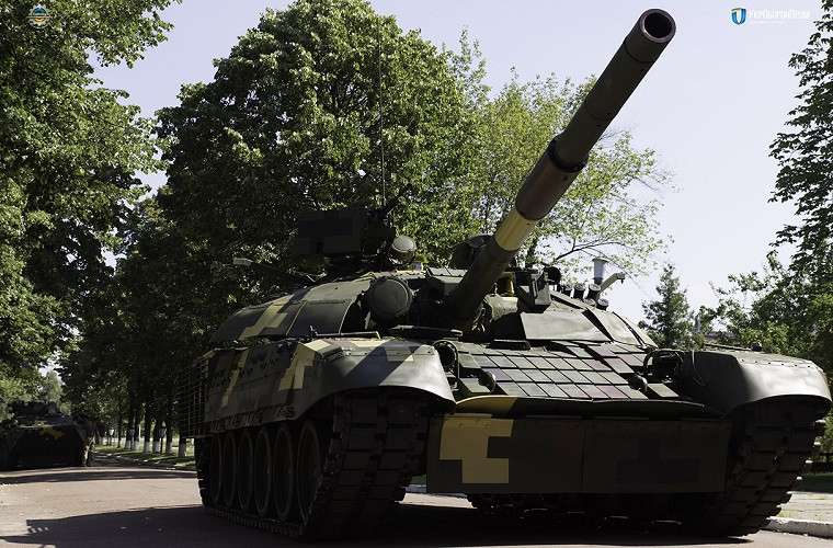 Với biến thể xe tăng T-72AMT, Tập đoàn Ukroboronprom đang kỳ vọng có thể xuất khẩu T-72AMT sang một số nước Đông Âu, kể cả các quốc gia thuộc NATO. Bản thân Quân đội Ba Lan cũng đang rất quan tâm tới biển thể T-72 này của Ukraine. Ảnh: Ukroboronprom.