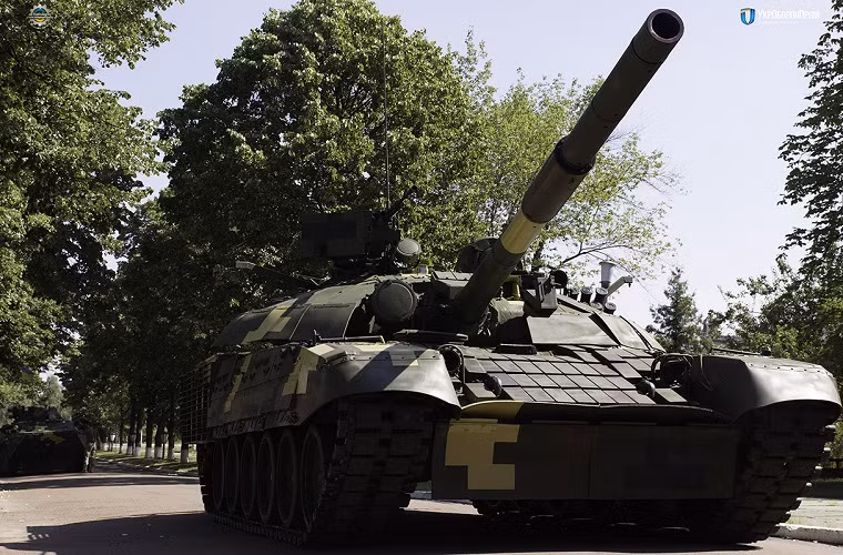 Với biến thể xe tăng T-72AMT, Tập đoàn Ukroboronprom đang kỳ vọng có thể xuất khẩu T-72AMT sang một số nước Đông Âu, kể cả các quốc gia thuộc NATO. Bản thân Quân đội Ba Lan cũng đang rất quan tâm tới biển thể T-72 này của Ukraine. Ảnh: Ukroboronprom.