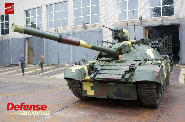 Ngoài ra, T-72AMT có thể hoạt động hiệu quả vào ban đêm nhờ thiết bị ngắm ban đêm với bộ chuyển đổi quang điện tử thế hệ thứ ba cùng camera được lắp đặt phía sau. Ảnh: Defense Express.