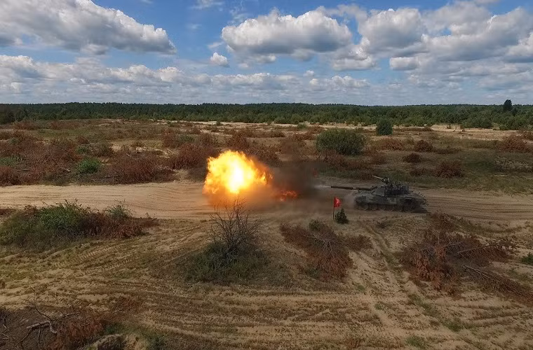 Trong đợt bắn thử nghiệm này, xe tăng T-72АМТ mới được nâng cấp của Ukraine sử dụng nhiều loại đạn khác nhau, trong đó có vũ khí dẫn đường với độ chính xác cao “Combat” do Cục thiết kế Luch của Ukroboronprom chế tạo. Ảnh: Ukroboronprom.