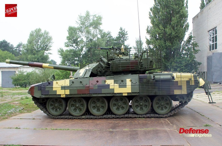 Vũ khí lợi hại tiế theo của T-72 AMT là khẩu súng máy đồng trục PKT 7,62 mm và súng máy NSV 12,7 mm. Ảnh: Defense Express.