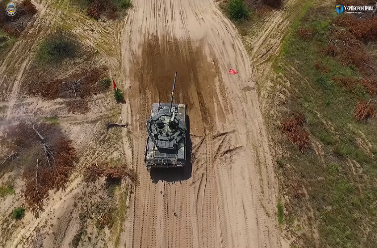 Được biết, T-72AMT là một biến thể nâng cấp của T-72A do nhà máy Kiev Armoured Plant sản xuất dành cho Lực lượng Vũ trang Ukraine. Sau khi được nâng cấp, T-72АМТ có khả năng phá hủy các loại phương tiện bọc thép của đối phương ở phạm vi lên tới 5 km, gấp đôi so với T-72A. Ảnh: Ukroboronprom.