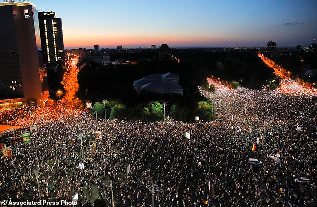 Bieu tinh chong chinh phu du doi o Romania, 440 nguoi bi thuong