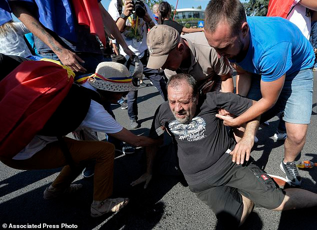 Bieu tinh chong chinh phu du doi o Romania, 440 nguoi bi thuong-Hinh-9