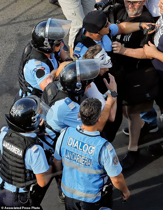 Bieu tinh chong chinh phu du doi o Romania, 440 nguoi bi thuong-Hinh-10