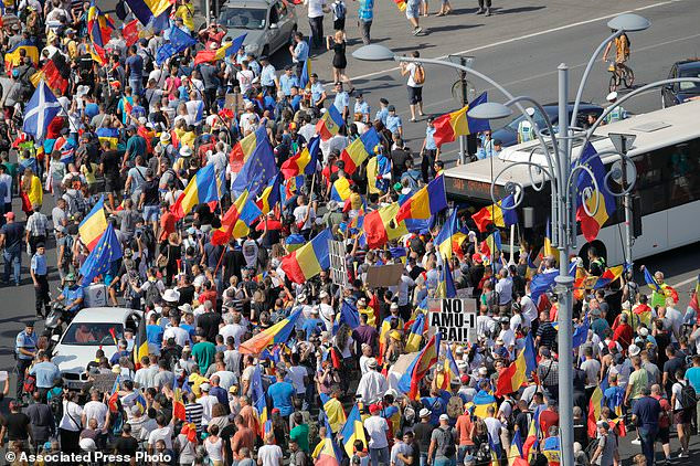 Bieu tinh chong chinh phu du doi o Romania, 440 nguoi bi thuong-Hinh-8