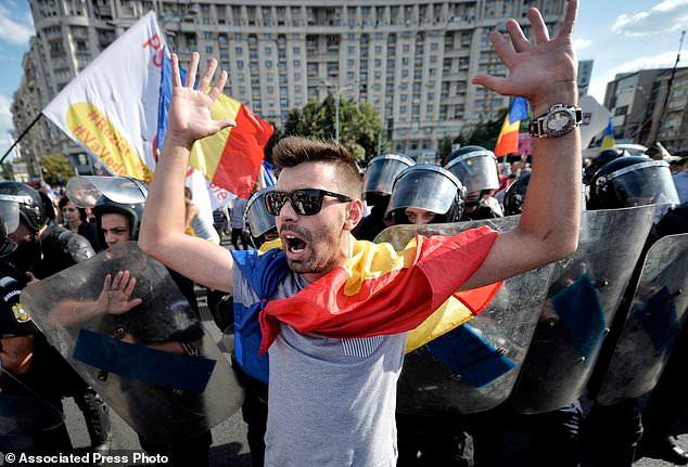 Bieu tinh chong chinh phu du doi o Romania, 440 nguoi bi thuong-Hinh-7