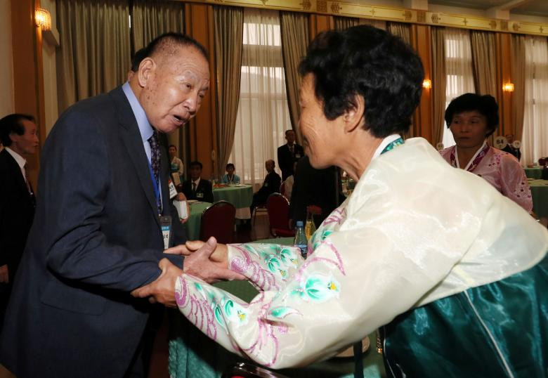 Nhiều người Hàn Quốc mang theo những món quà là quần áo, thuốc men, thực phẩm cho người thân của họ đang sống ở Triều Tiên.