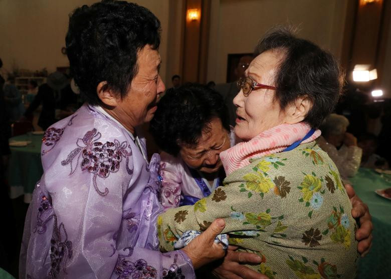 Theo số liệu thống kê của chính phủ, 41,2% trong số 57 nghìn người Hàn Quốc còn sống nộp đơn xin đoàn tụ gia đình là các cụ già trên 80 tuổi và 21,4% trong số đó trên 90 tuổi.