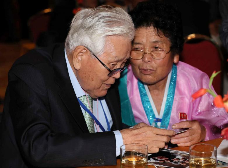 Khoảng 330 người Hàn Quốc đến từ 89 gia đình, trong đó có nhiều người ngồi xe lăn, đã đoàn tụ với 185 người thân đang sống ở Triều Tiên sau 65 năm thất lạc.